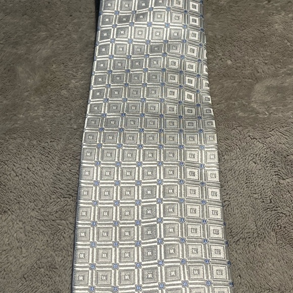 Donald Trump Signature Collection Tie; 100% silk. Like new condition. - Picture 4 of 4